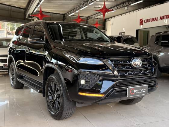 TOYOTA HILUX SW4 2.8 D-4D TURBO DIESEL SRX 7L 4X4 AUTOMÁTICO TOYOTA HILUX SW4 2.8 D-4D TURBO DIESEL SRX 7L 4X4 AUTOMÁTICO
